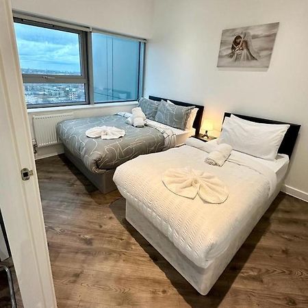 Alarabi Apartments-Two Bedrooms Apartment Croydon Bagian luar foto