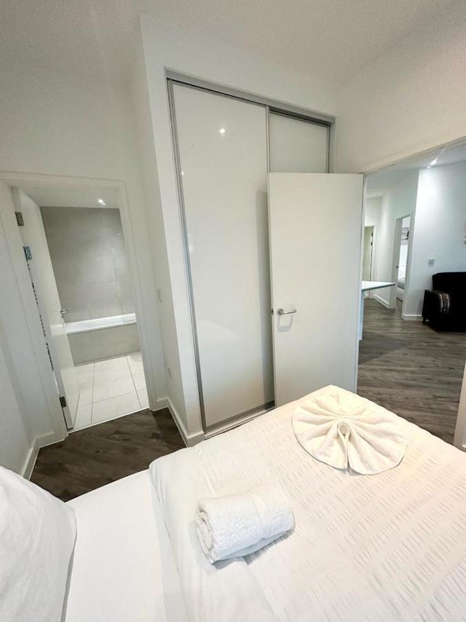 Alarabi Apartments-Two Bedrooms Apartment Croydon Bagian luar foto