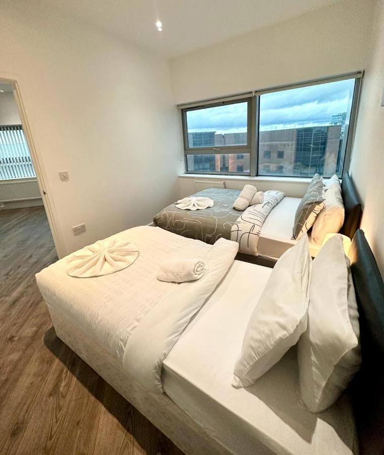 Alarabi Apartments-Two Bedrooms Apartment Croydon Bagian luar foto