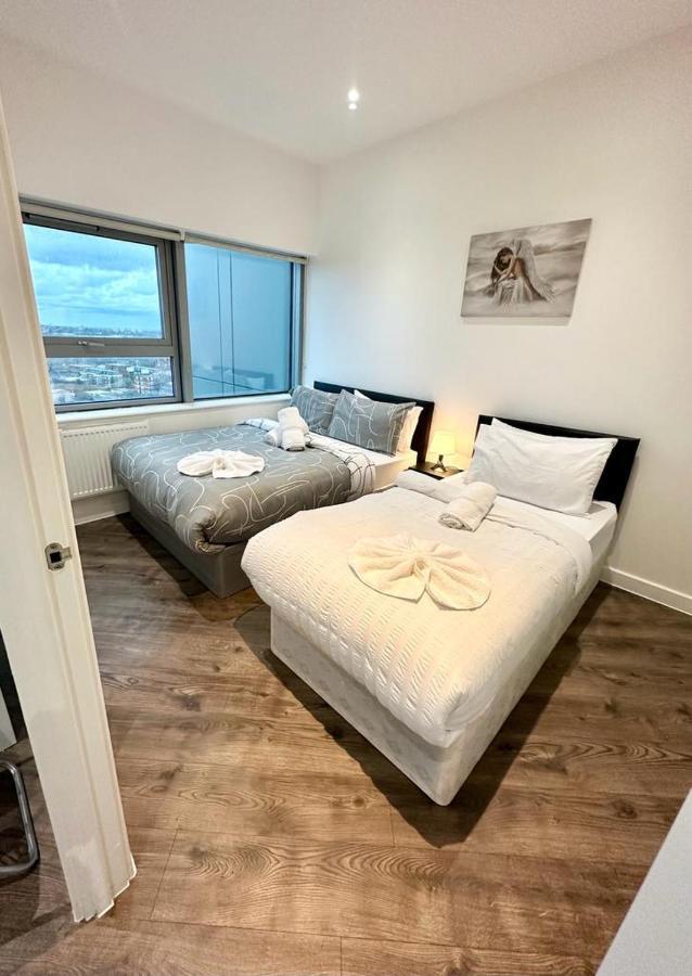 Alarabi Apartments-Two Bedrooms Apartment Croydon Bagian luar foto