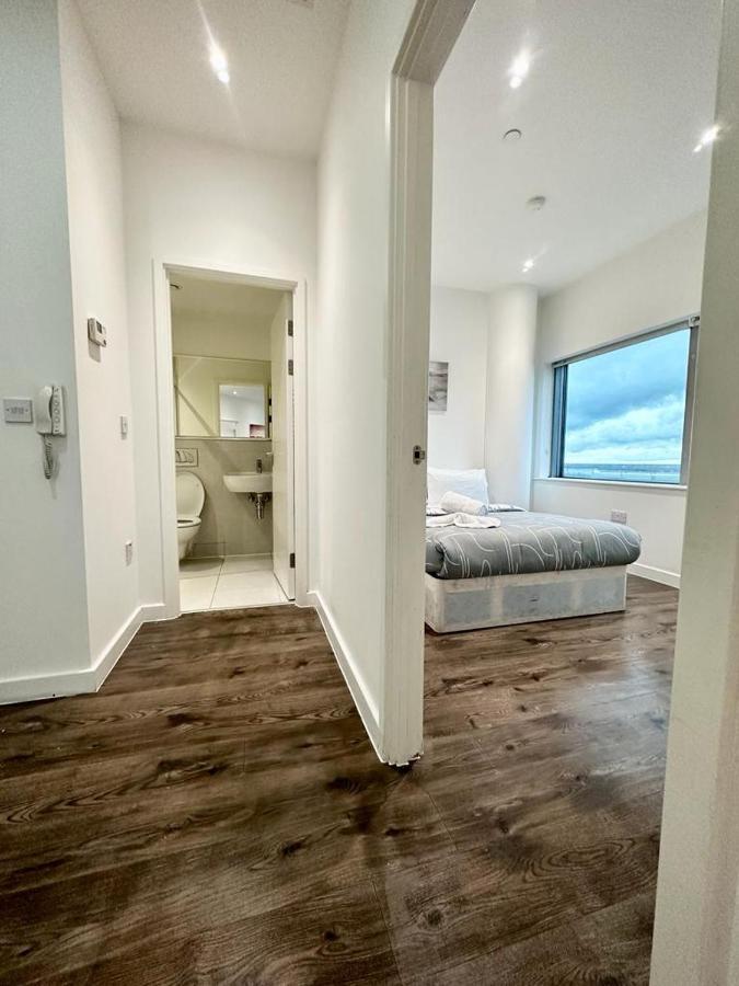 Alarabi Apartments-Two Bedrooms Apartment Croydon Bagian luar foto