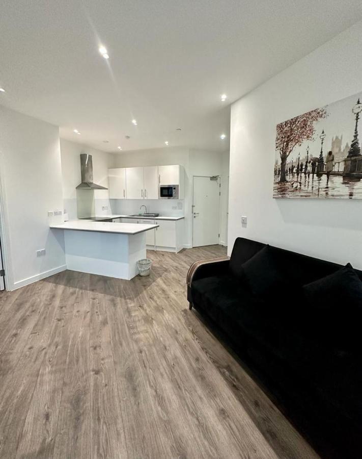 Alarabi Apartments-Two Bedrooms Apartment Croydon Bagian luar foto