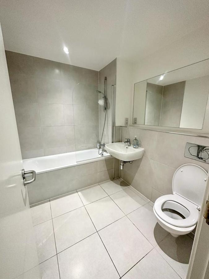 Alarabi Apartments-Two Bedrooms Apartment Croydon Bagian luar foto